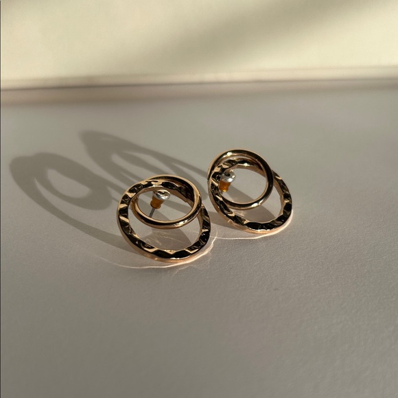 Jewelry - Classic Gold-Tone modern Earrings